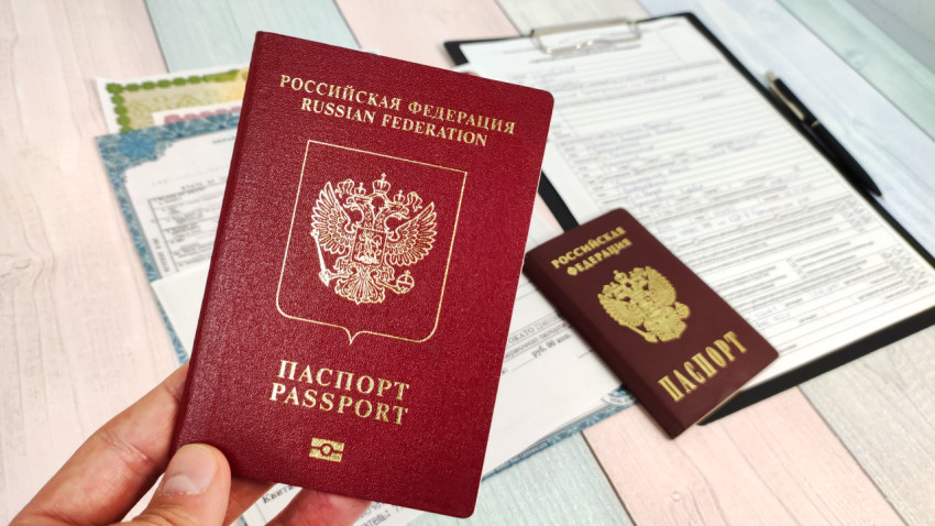 Загранпаспорт нового образца на фоне документов