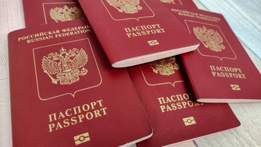 Российские загранпаспорта нового образца на столе