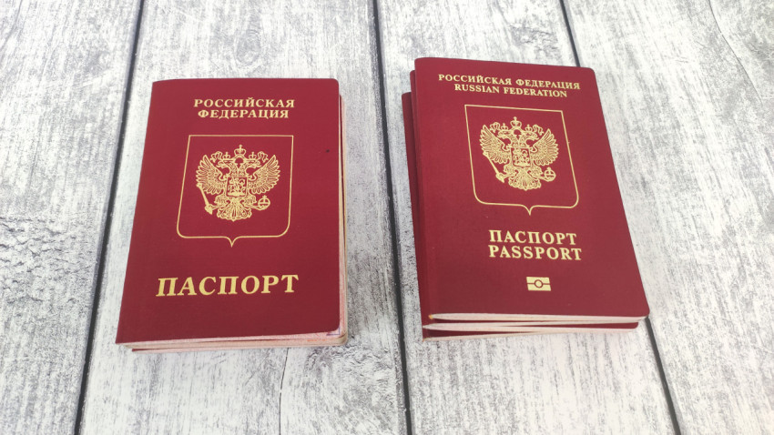 Две стопки загранпаспортов России старого и нового образца