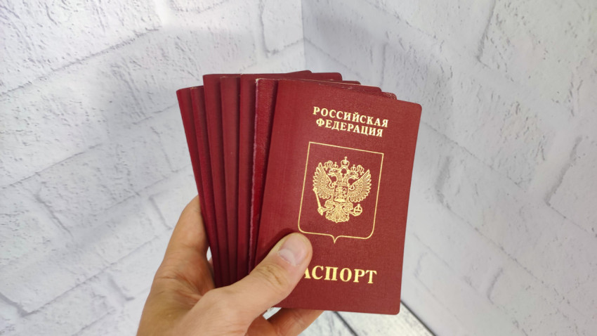 Несколько заграничных паспортов России в руке