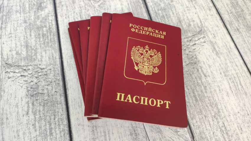 Стопка загранпаспортов России на деревянной поверхности