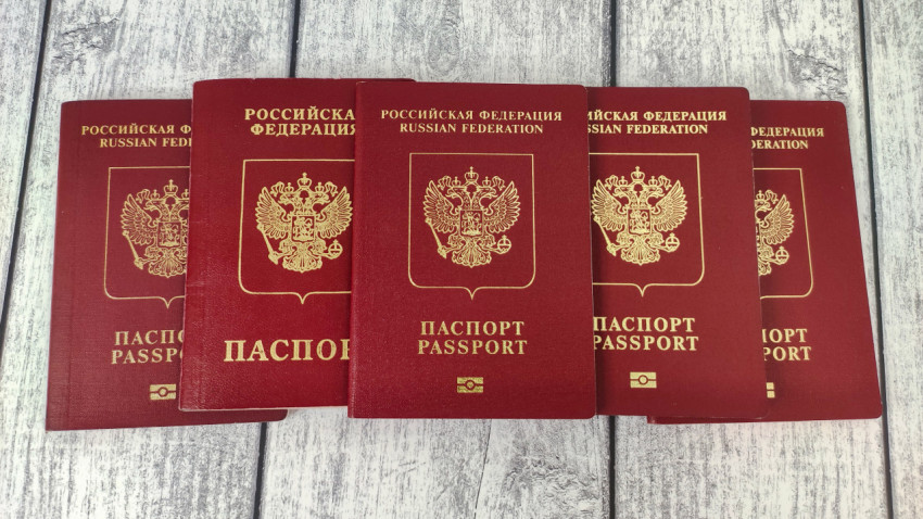 Загранпаспорта России старого и нового образца на деревянной поверхности