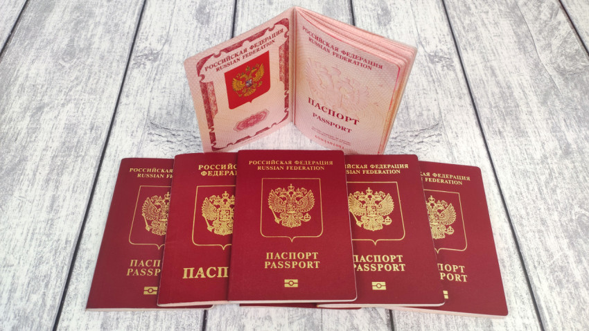 Загранпаспорта России старого и нового образца, один раскрыт