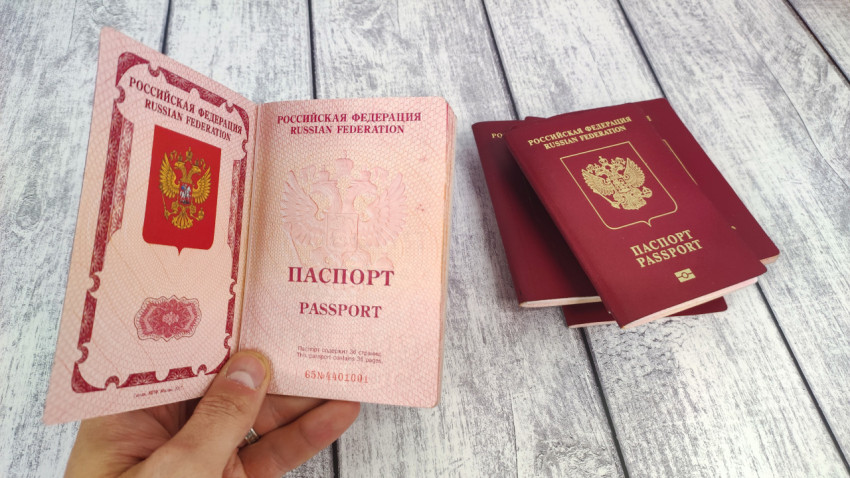 Раскрытый биометрический загранпаспорт России в руке