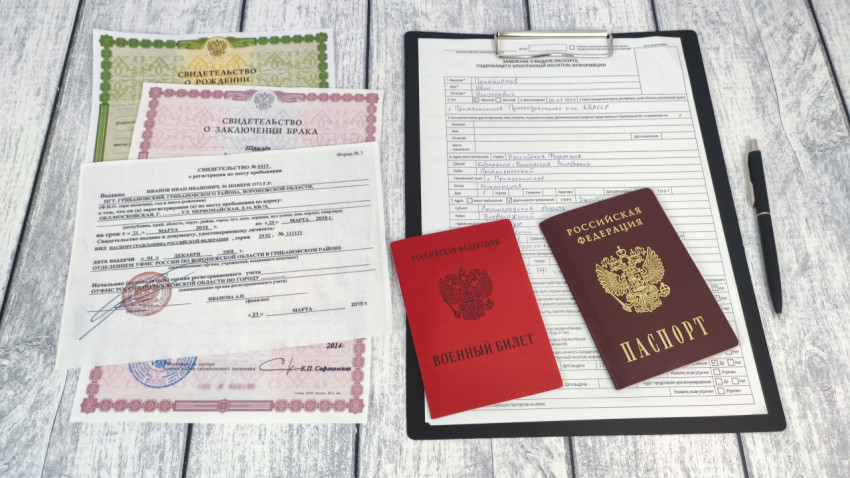 Российские документы с паспортом и военным билетом на столе