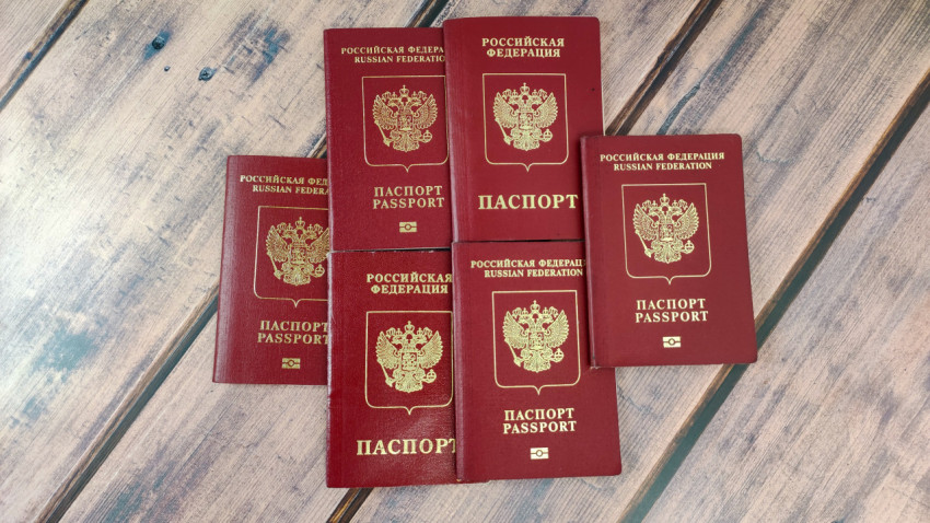 Российские загранпаспорта старого и нового образца на деревянной поверхности
