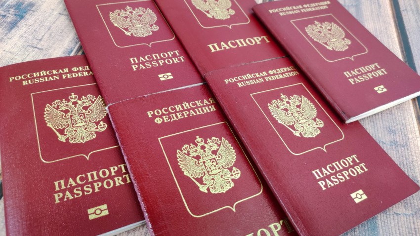 Крупный план заграничных паспортов России разных образцов
