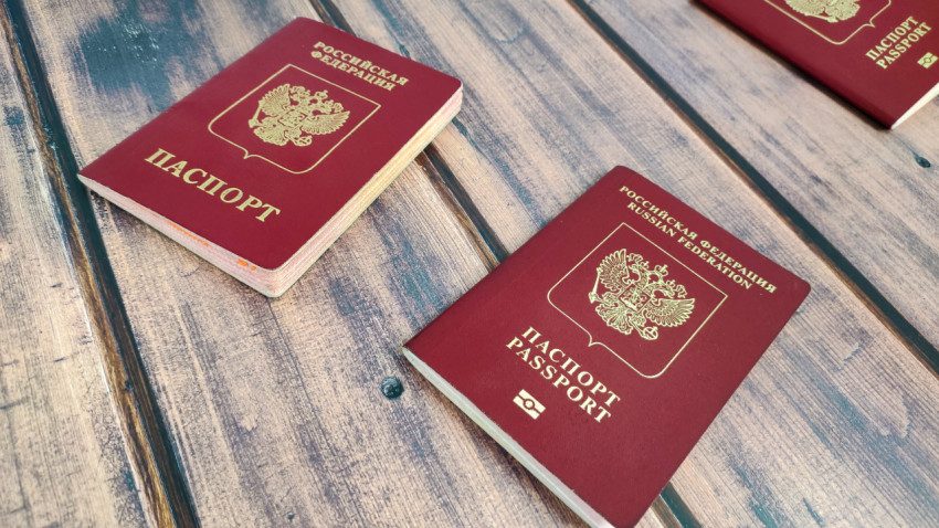 Крупный план загранпаспортов России разных образцов