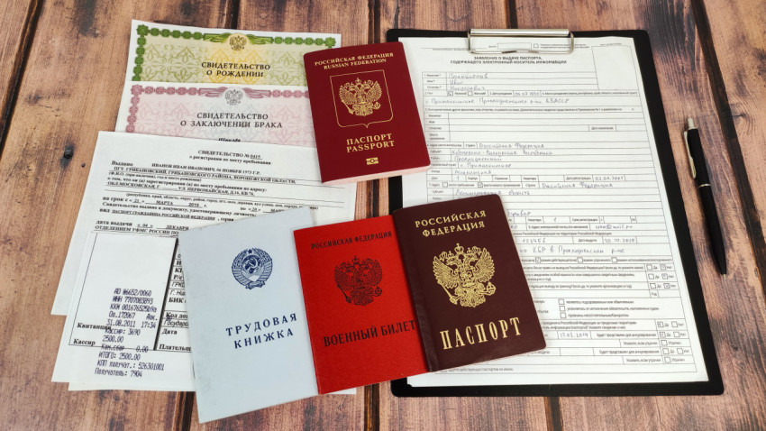 Комплект российских и американских документов для оформления загранпаспорта