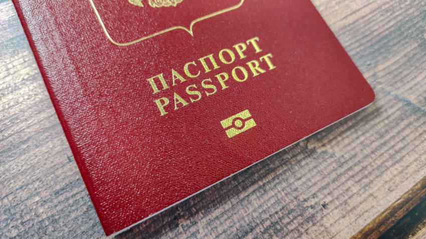 Биометрический загранпаспорт России, фрагмент обложки с символом чипа