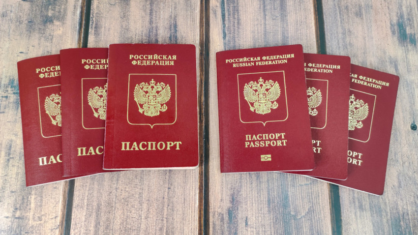 Несколько заграничных паспортов Российской Федерации на деревянном фоне