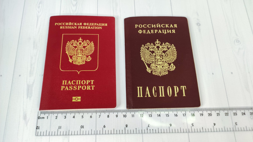 Заграничный и внутренний паспорт Российской Федерации рядом с линейкой