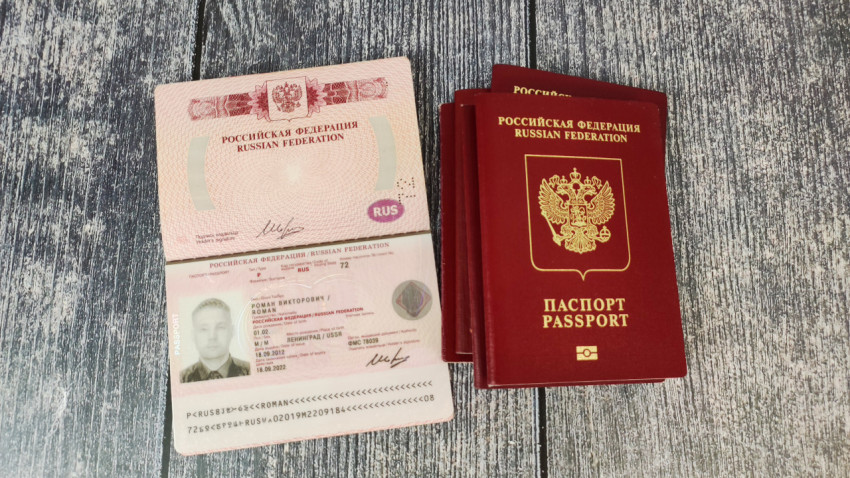 Заграничный паспорт Российской Федерации раскрыт на странице с фото владельца
