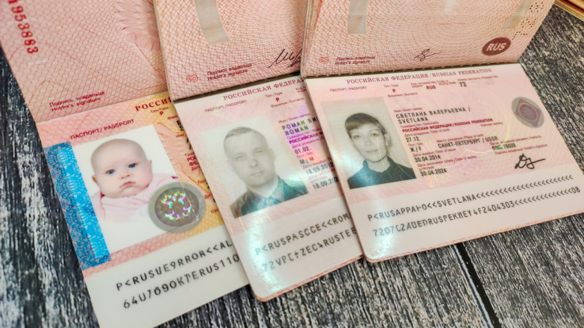 Загранпаспорта Российской Федерации с фотографиями владельцев разного возраста