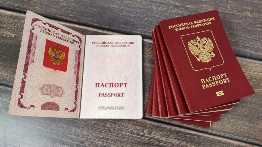 Разворот заграничного паспорта РФ на деревянной поверхности
