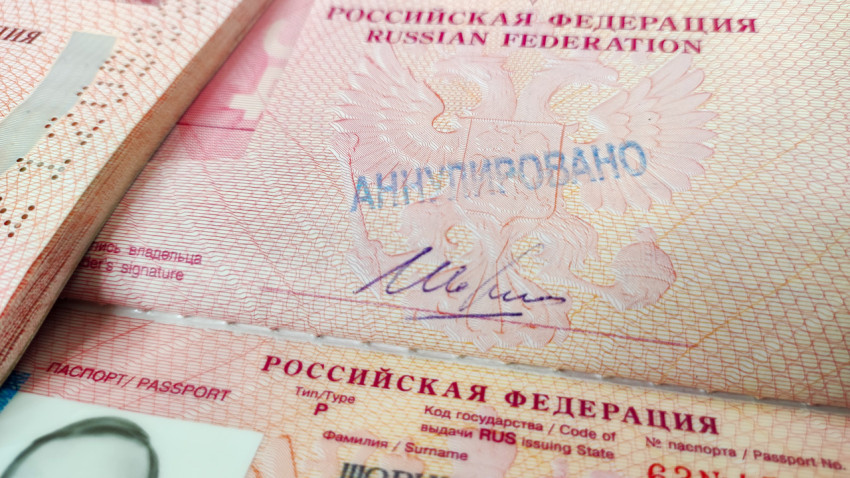 Аннулированный заграничный паспорт РФ с отметкой