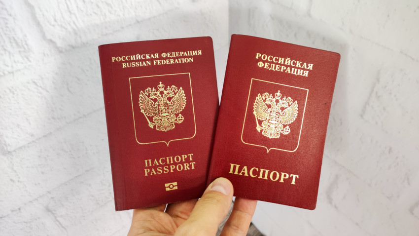 Загранпаспорта старого и нового образцов в руке