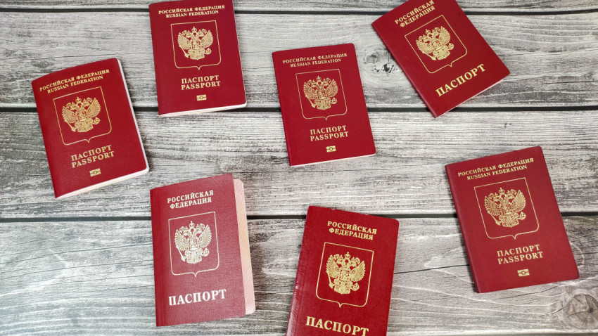 Несколько загранпаспортов РФ на деревянном фоне