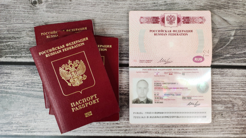 Загранпаспорт РФ и разворот с фотографией владельца