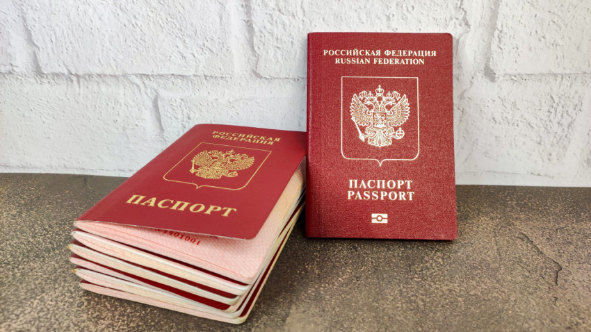 Загранпаспорта РФ на фоне белой стены