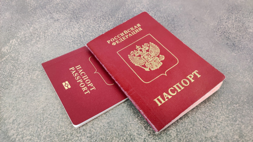Два загранпаспорта РФ на серой поверхности
