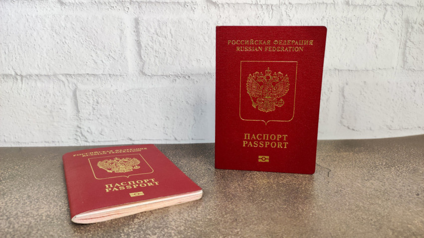 Два загранпаспорта РФ нового образца на столе