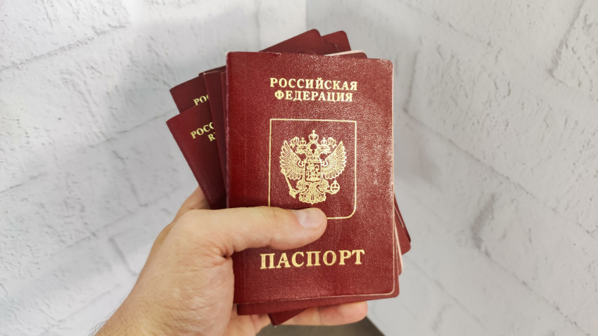 Пачка российских загранпаспортов в руке