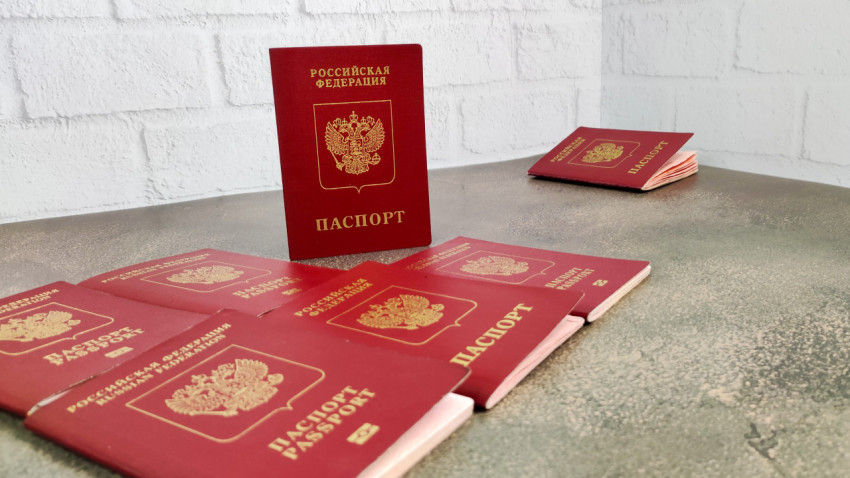 Несколько загранпаспортов РФ, разложенных на столе