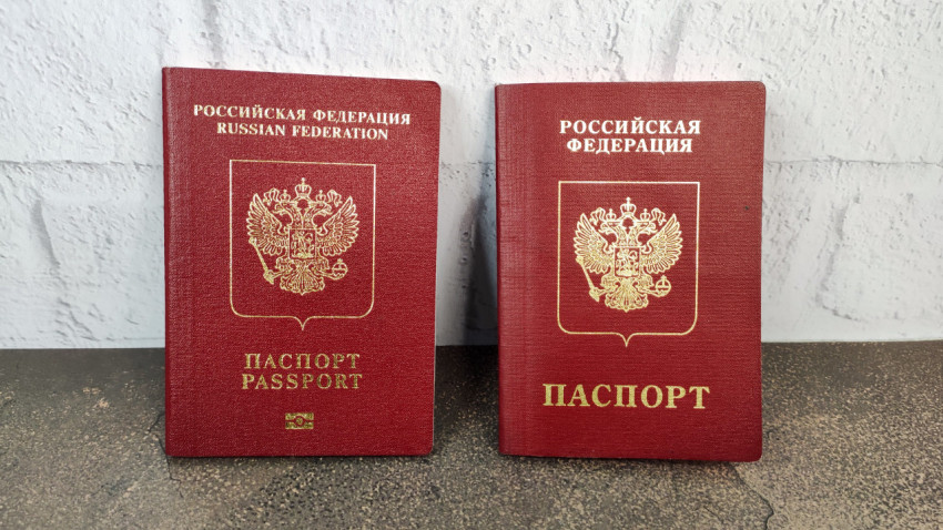 Два загранпаспорта РФ старого и нового образца на столе