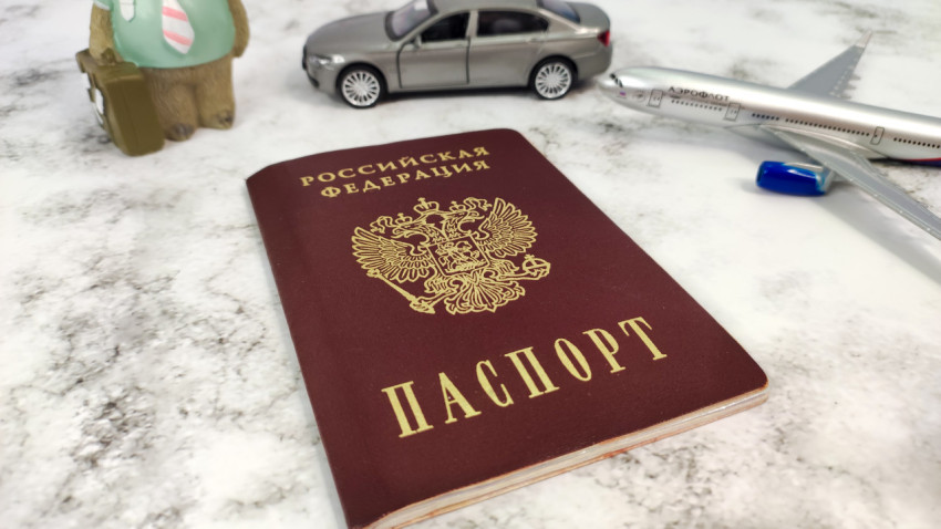 Внутренний российский паспорт на фоне моделей транспорта