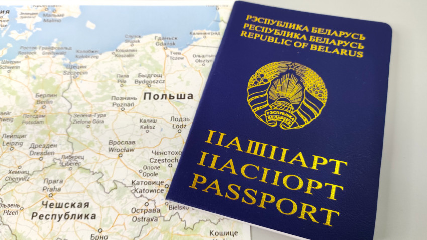 Паспорт Беларуси и карта Европы с указанием Польши