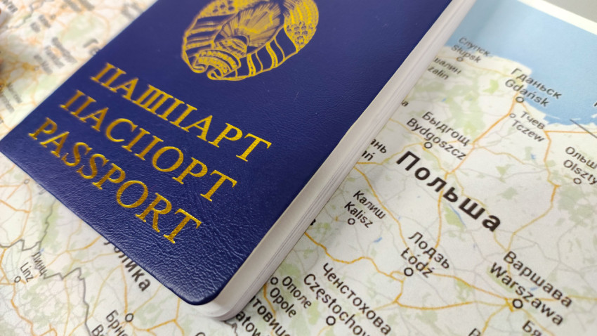 Паспорт Беларуси крупным планом на фоне карты Польши