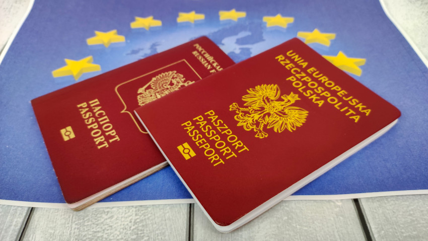 Заграничные паспорта России и Польши на фоне символики ЕС