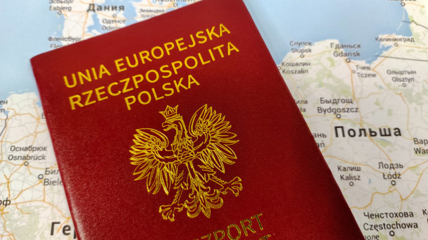 Польский заграничный паспорт крупным планом на карте Европы