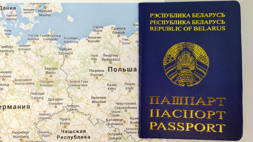 Белорусский паспорт на фоне карты Польши