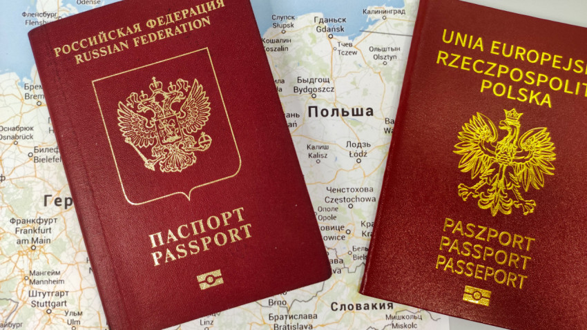 Российский и польский паспорта на фоне карты Польши