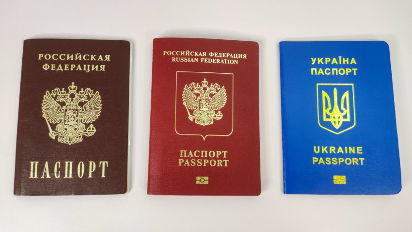 Российские и украинский паспорта на белом фоне