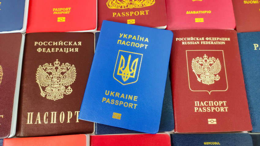 Украинский паспорт среди документов разных стран