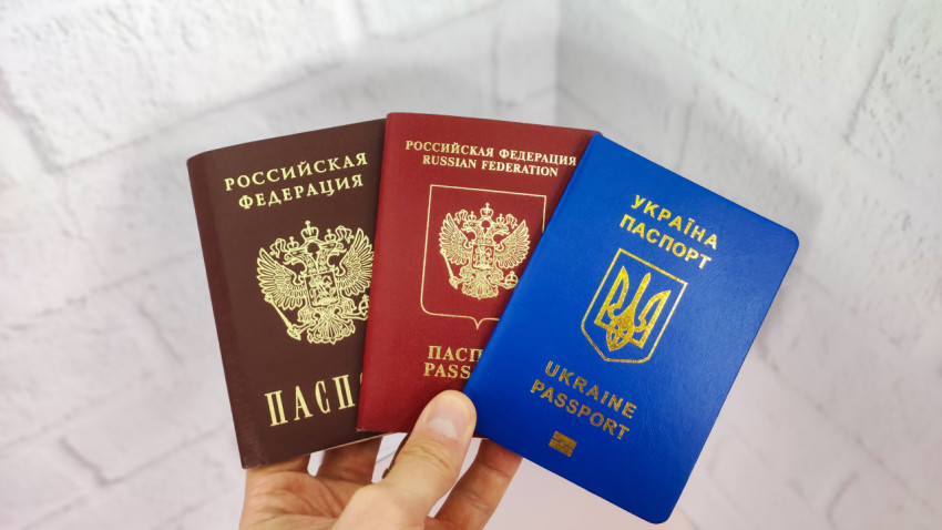 Российские и украинский паспорта в руке