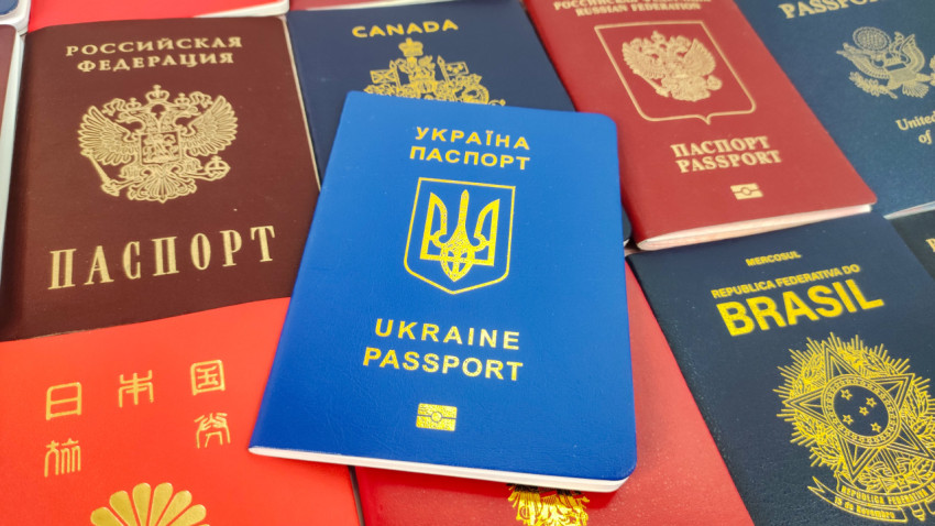 Украинский паспорт на фоне паспортов Канады, России и Бразилии