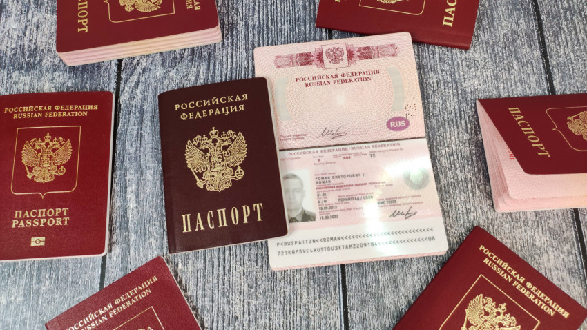 Заграничный и внутренний паспорта Российской Федерации с раскрытым разворотом