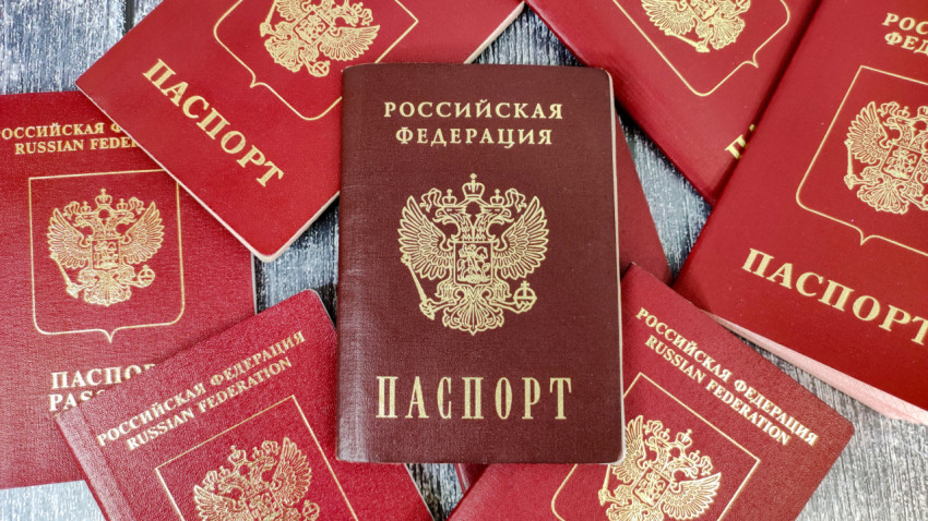 Внутренний паспорт Российской Федерации среди загранпаспортов