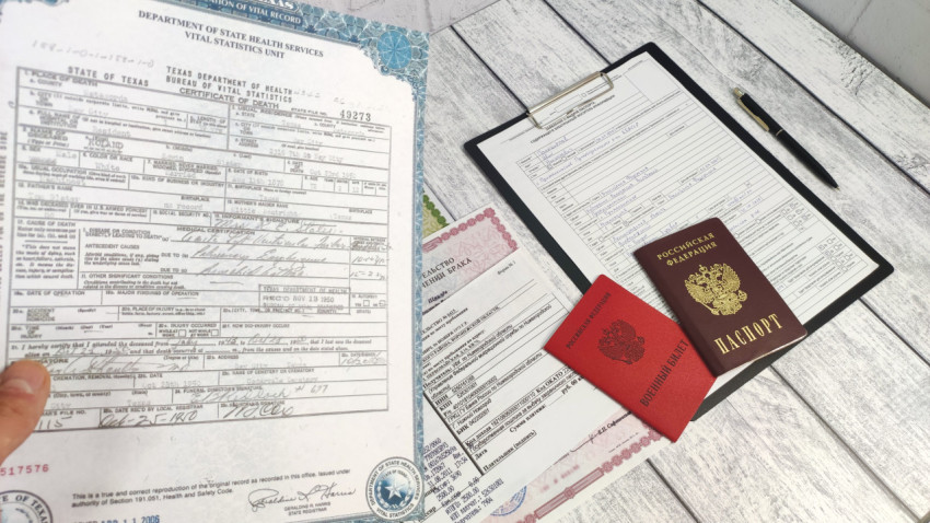 Паспорт и военный билет России рядом с иностранным свидетельством