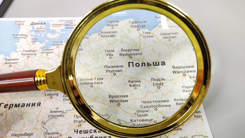 Лупа над картой Польши