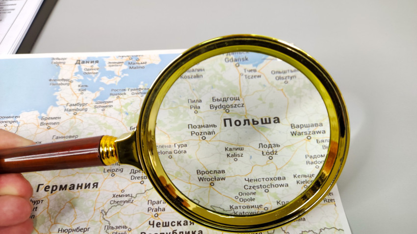 Лупа и карта с выделенной Польшей