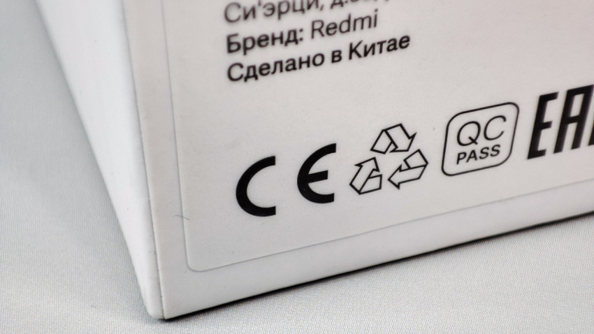 Маркировка CE, EAC и знак переработки на коробке устройства Redmi