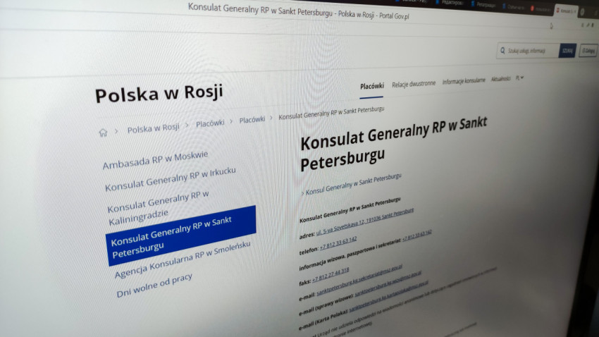 Сайт консульства Польши в Санкт-Петербурге на экране компьютера
