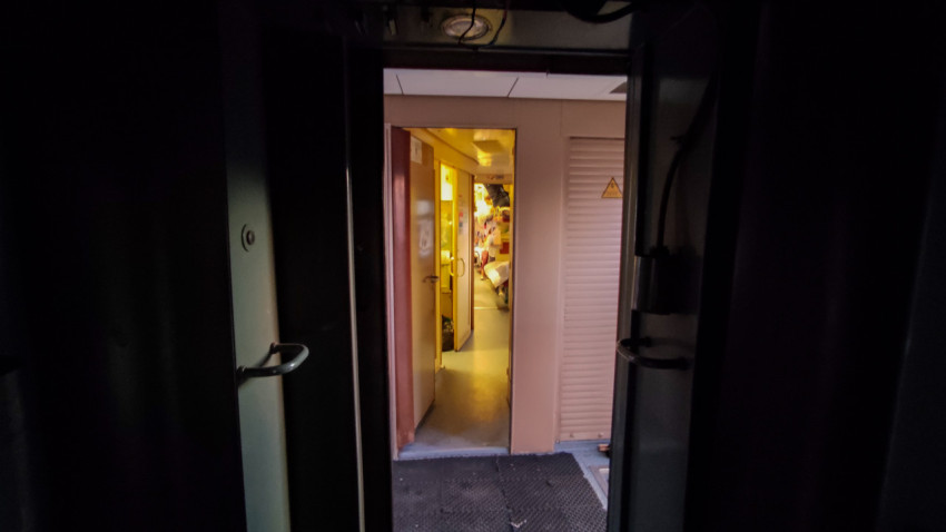 Вид из тамбура пассажирского вагона