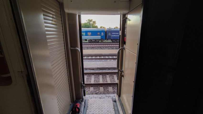 Вид из вагона поезда на железнодорожные рельсы и соседний состав