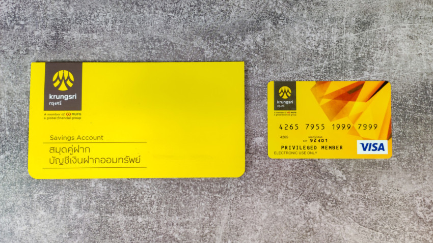 Жёлтая банковская книжка и карта Krungsri
